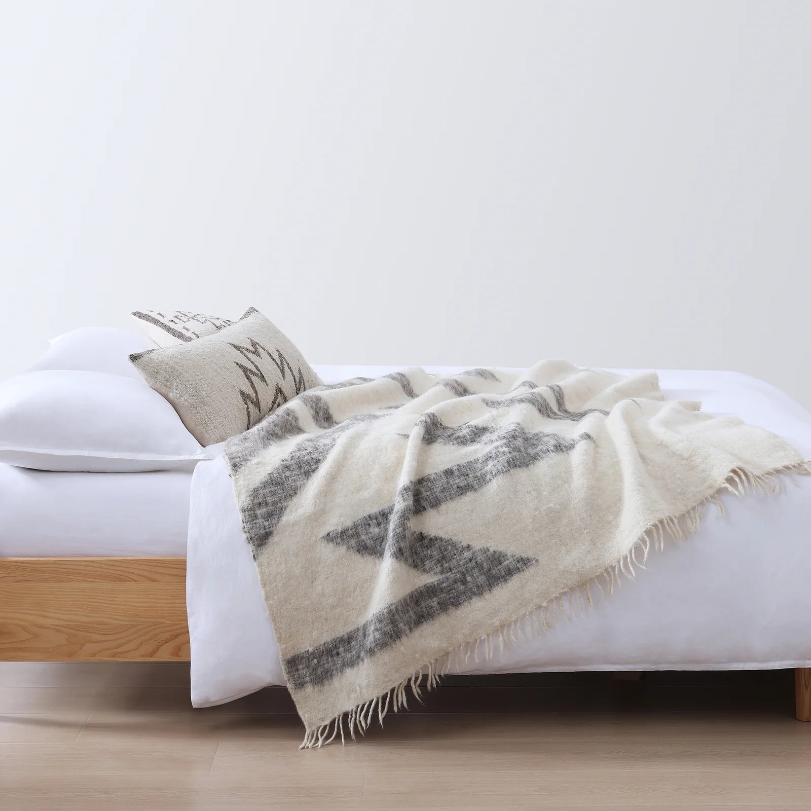 Momostenango Handwoven Blanket - 100% wool - Handwoven - Grey & White - The Boho House